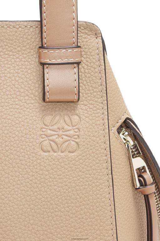 Loewe yumuşak taneli dana derisinden kompakt hamak çantası 02600344 kadınlar kum