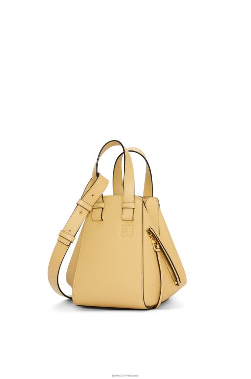 Loewe yumuşak taneli dana derisinden kompakt hamak çantası 02600405 kadınlar koyu tereyağı