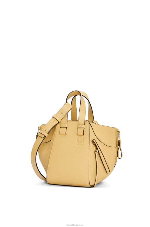 Loewe yumuşak taneli dana derisinden kompakt hamak çantası 02600405 kadınlar koyu tereyağı