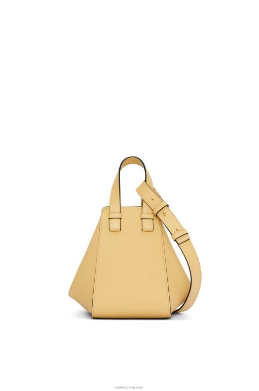 Loewe yumuşak taneli dana derisinden kompakt hamak çantası 02600405 kadınlar koyu tereyağı