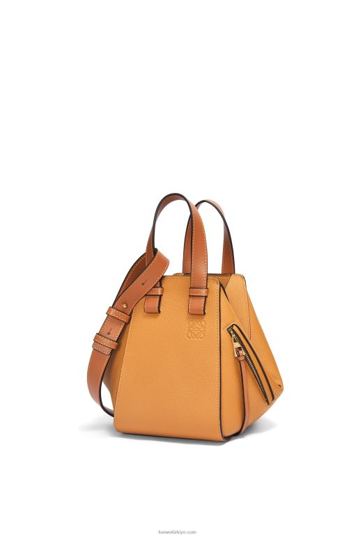 Loewe yumuşak taneli dana derisinden kompakt hamak çantası 02600407 kadınlar hafif karamel