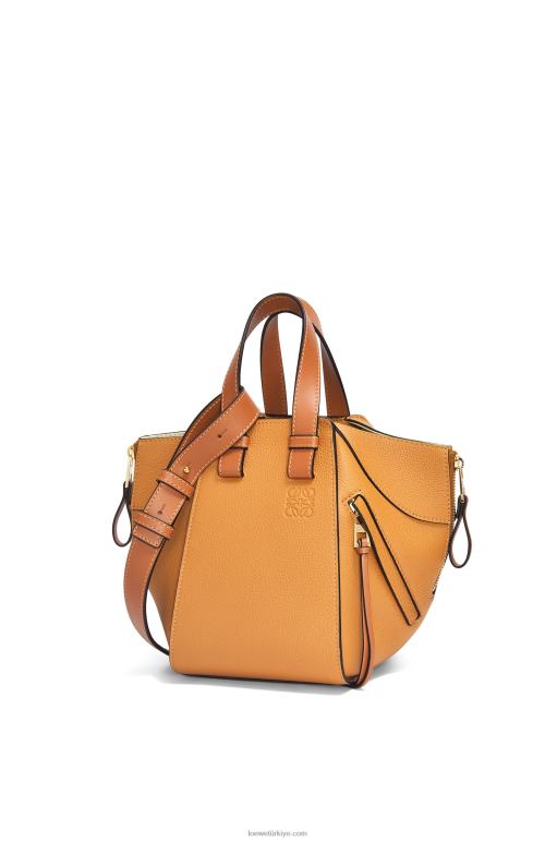 Loewe yumuşak taneli dana derisinden kompakt hamak çantası 02600407 kadınlar hafif karamel