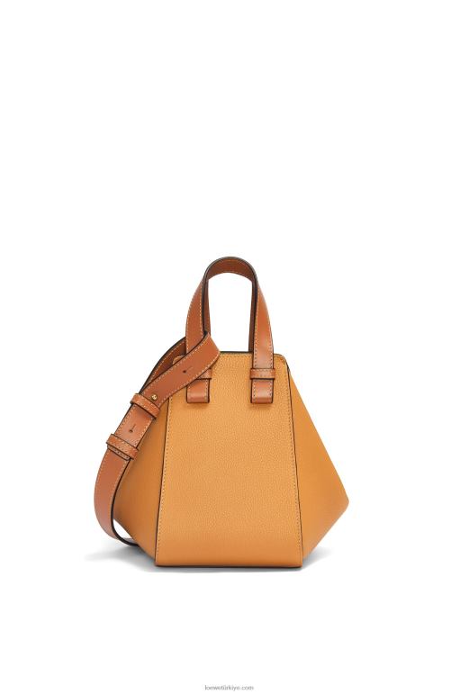 Loewe yumuşak taneli dana derisinden kompakt hamak çantası 02600407 kadınlar hafif karamel