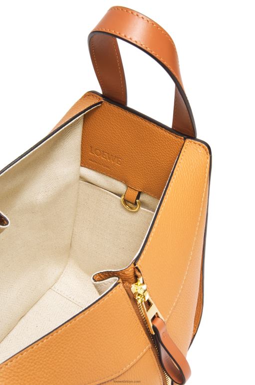 Loewe yumuşak taneli dana derisinden kompakt hamak çantası 02600407 kadınlar hafif karamel