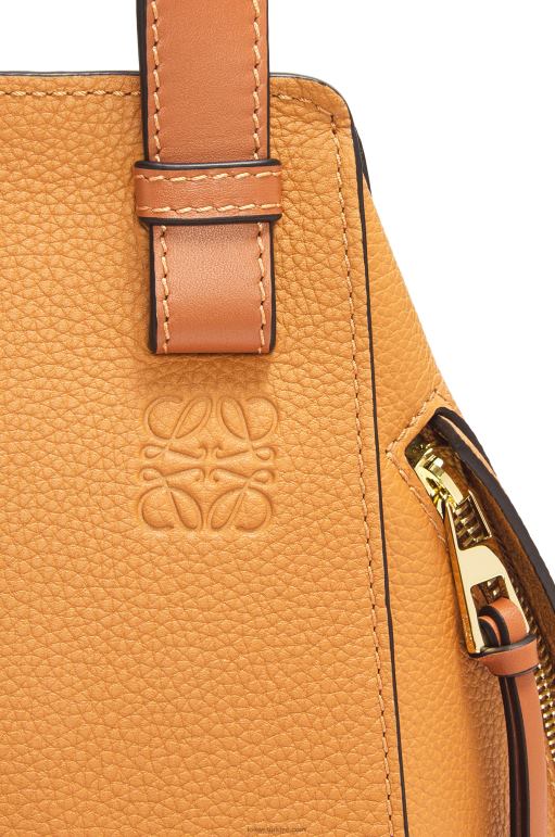 Loewe yumuşak taneli dana derisinden kompakt hamak çantası 02600407 kadınlar hafif karamel