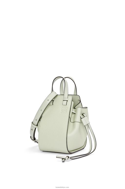 Loewe yumuşak taneli dana derisinden mini hamak büzme ipi 02600244 kadınlar hafif seladonlar