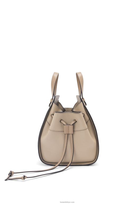Loewe yumuşak taneli dana derisinden mini hamak büzme ipi 02600289 kadınlar kum