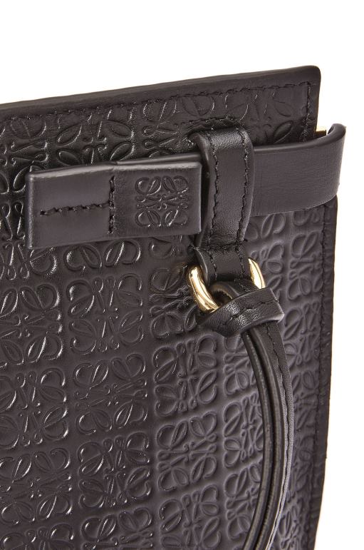 Loewe kabartmalı ipek dana derisinden mini tekrar t kese 02600610 kadınlar siyah
