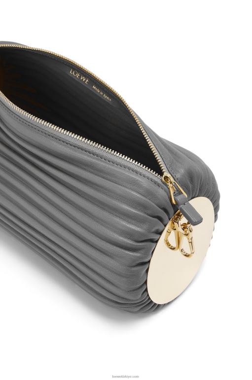 Loewe napa dana derisi ve pirinçten bileklik kesesi 02600622 kadınlar asfalt grisi