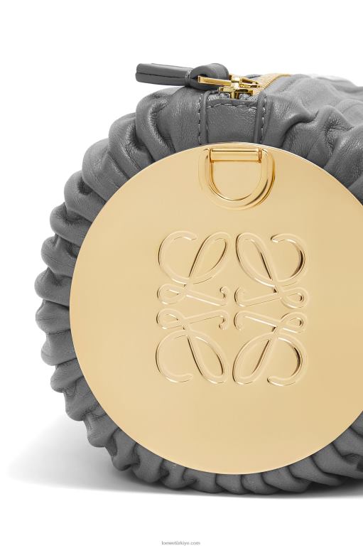 Loewe napa dana derisi ve pirinçten bileklik kesesi 02600622 kadınlar asfalt grisi