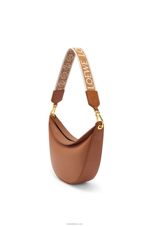 Loewe saten dana derisi ve jakarlı küçük luna çantası 02600452 kadınlar ceviz