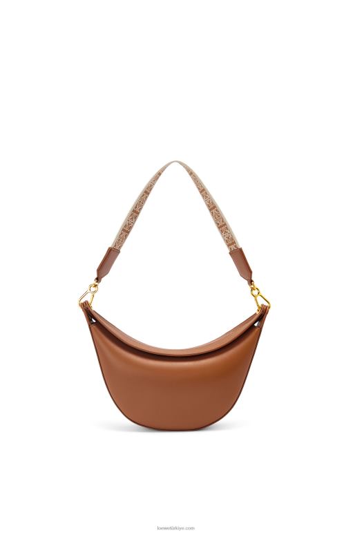 Loewe saten dana derisi ve jakarlı küçük luna çantası 02600452 kadınlar ceviz