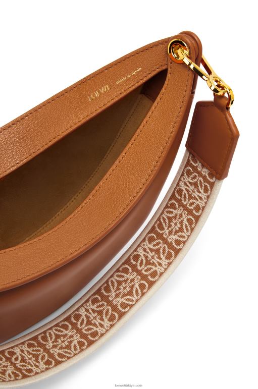 Loewe saten dana derisi ve jakarlı küçük luna çantası 02600452 kadınlar ceviz