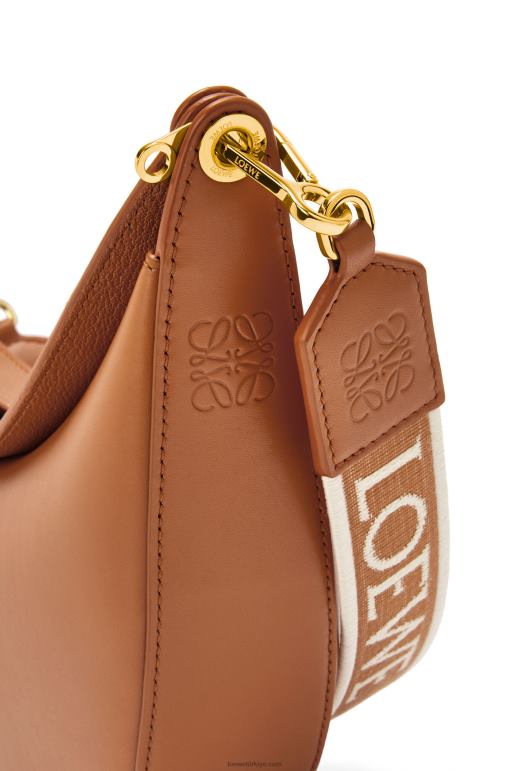 Loewe saten dana derisi ve jakarlı küçük luna çantası 02600452 kadınlar ceviz