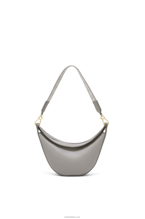 Loewe saten dana derisi ve jakarlı küçük luna çantası 02600476 kadınlar inci grisi