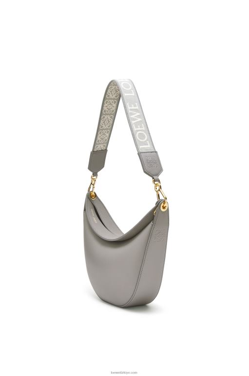 Loewe saten dana derisi ve jakarlı küçük luna çantası 02600476 kadınlar inci grisi