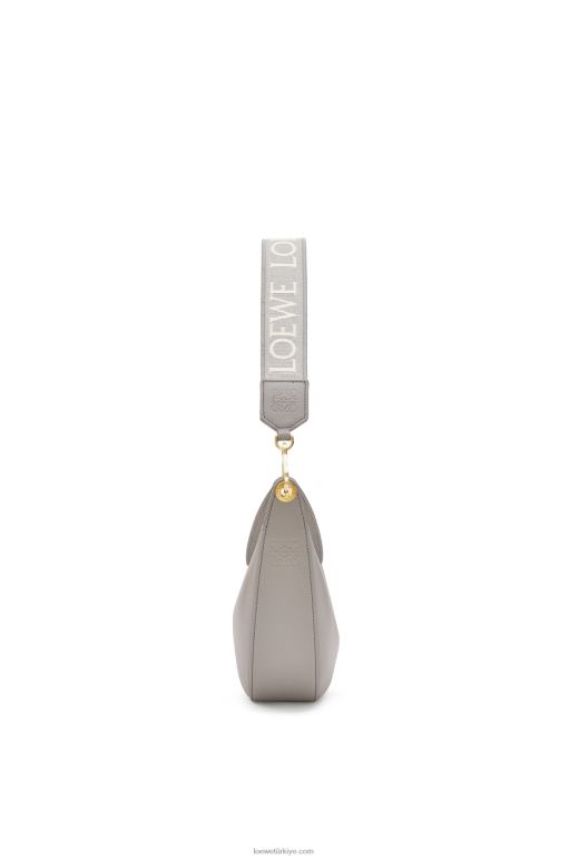 Loewe saten dana derisi ve jakarlı küçük luna çantası 02600476 kadınlar inci grisi