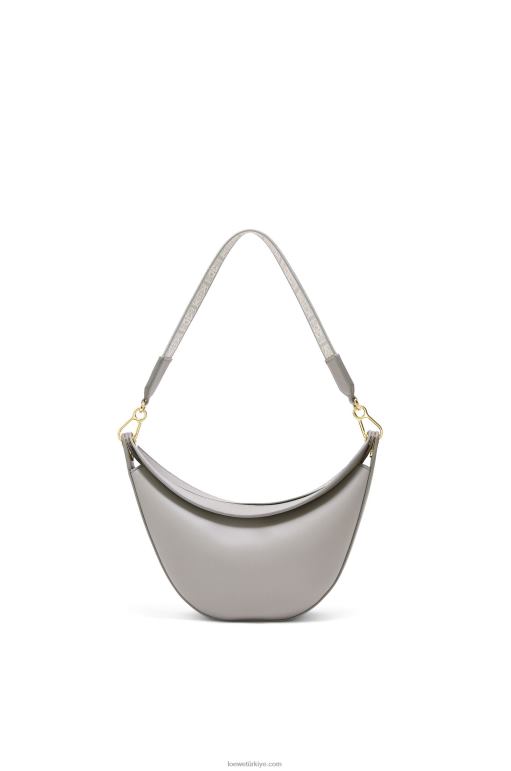 Loewe saten dana derisi ve jakarlı küçük luna çantası 02600476 kadınlar inci grisi