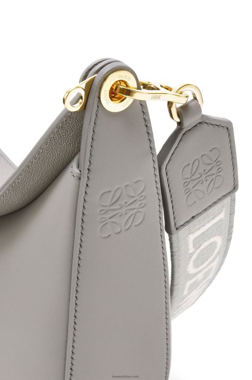 Loewe saten dana derisi ve jakarlı küçük luna çantası 02600476 kadınlar inci grisi