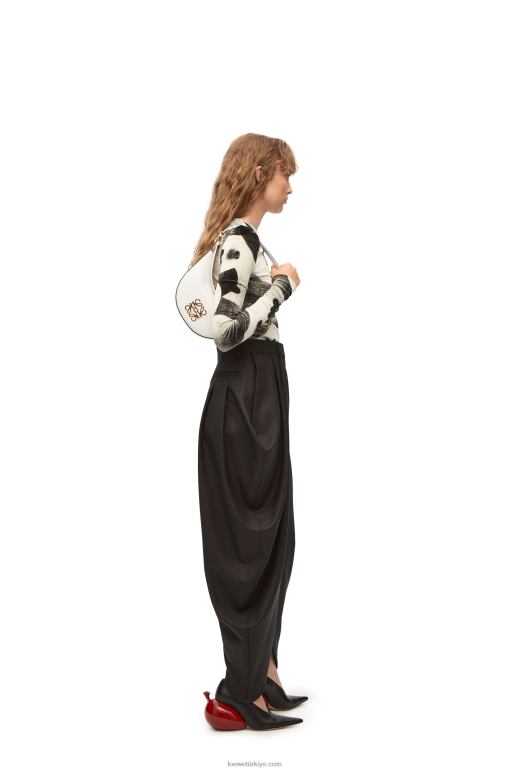 Loewe saten dana derisinden küçük luna çanta 02600449 kadınlar yumuşak beyaz/doğal