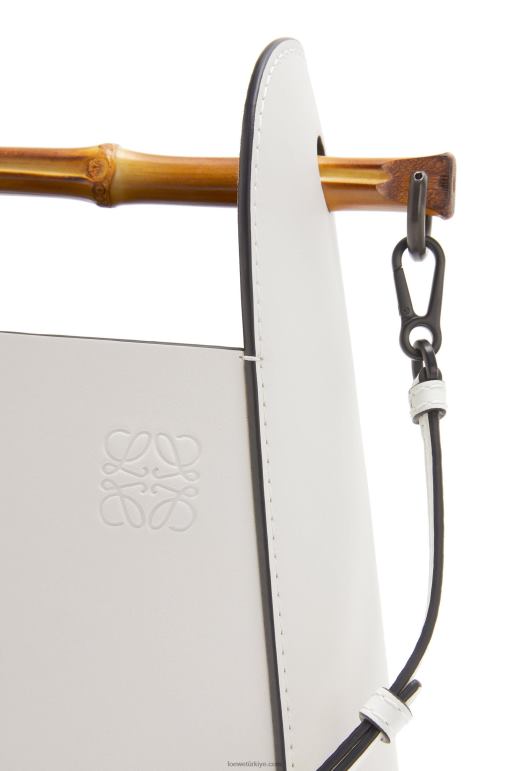 Loewe dana derisinden bambu kova çantası 02600178 kadınlar açık beyaz