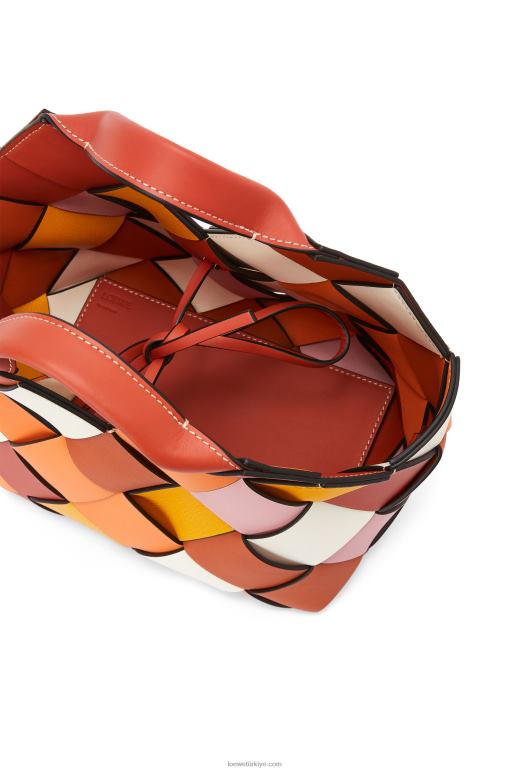 Loewe dana derisinden küçük fazlalık deri dokuma sepet çanta 02600102 kadınlar turuncu