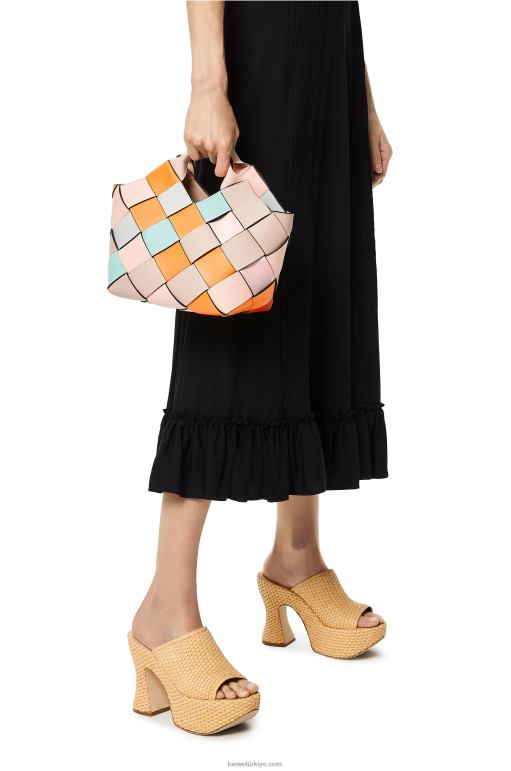 Loewe dana derisinden küçük fazlalık deri dokuma sepet çanta 02600105 kadınlar kayısı/altın