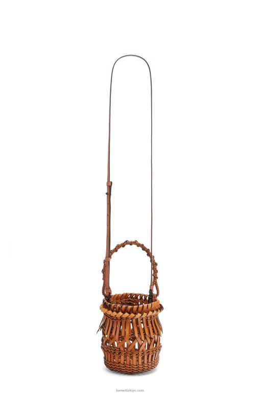 Loewe dana derisinden küçük püsküllü kova çantası 02600177 kadınlar bronzlaşmak