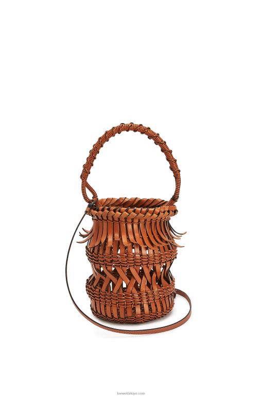 Loewe dana derisinden püsküllü kova çantası 02600185 kadınlar bronzlaşmak