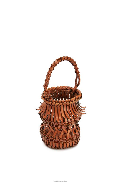 Loewe dana derisinden püsküllü kova çantası 02600185 kadınlar bronzlaşmak