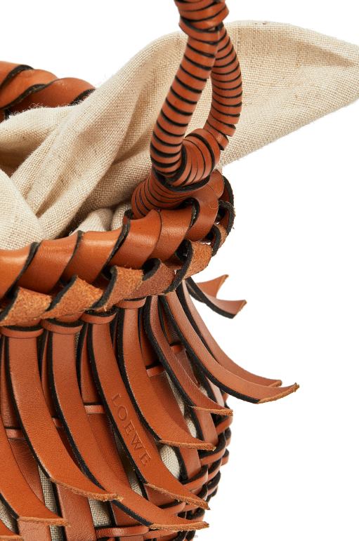Loewe dana derisinden püsküllü kova çantası 02600185 kadınlar bronzlaşmak