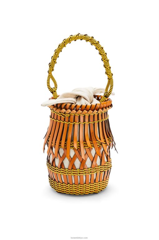Loewe dana derisinden püsküllü kova çantası 02600186 kadınlar ten rengi/sarı