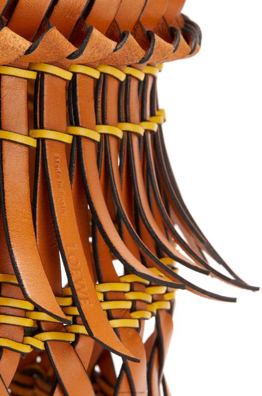 Loewe dana derisinden püsküllü kova çantası 02600186 kadınlar ten rengi/sarı