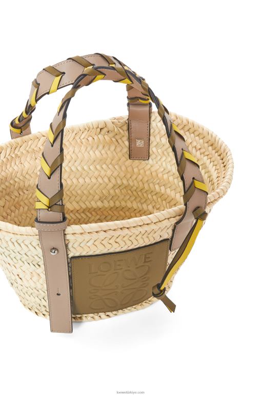 Loewe dana derisinden örgü saplı, palmiye yaprağından küçük sepet çanta 026005 kadınlar zeytin/kum
