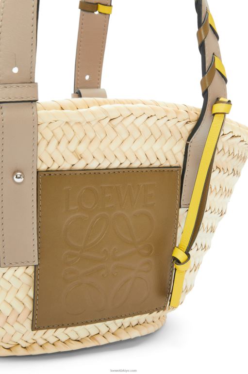 Loewe dana derisinden örgü saplı, palmiye yaprağından küçük sepet çanta 026005 kadınlar zeytin/kum