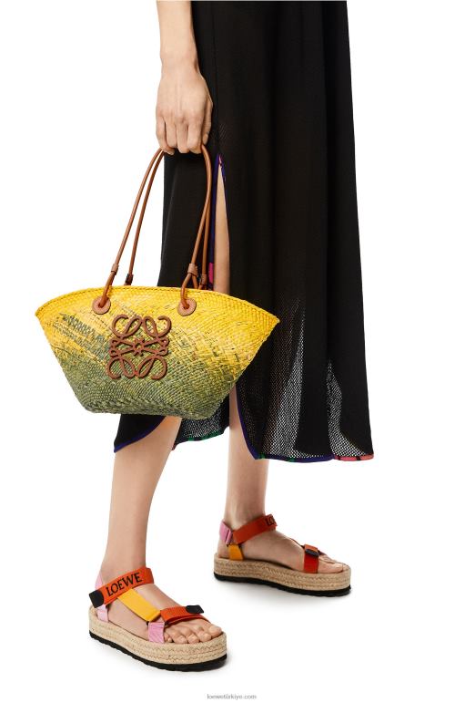 Loewe iraca avuç içi ve dana derisinden küçük anagram sepet çantası 0260064 kadınlar haki yeşil/sarı