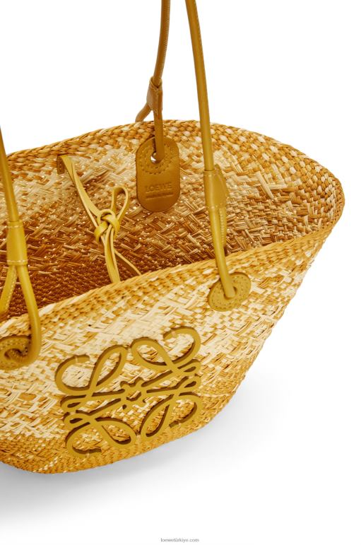 Loewe iraca avuç içi ve dana derisinden küçük anagram sepet çantası 026008 kadınlar okra