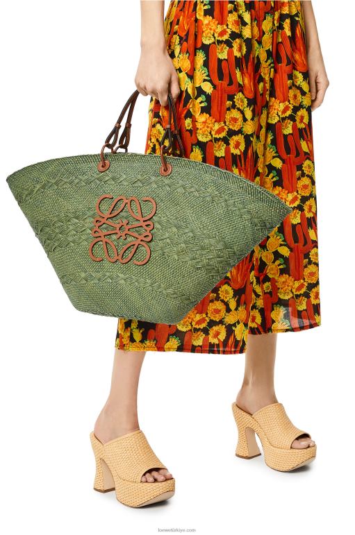 Loewe iraca palmiyesi ve dana derisinden büyük anagram sepet çantası 0260065 kadınlar yeşil/ten rengi