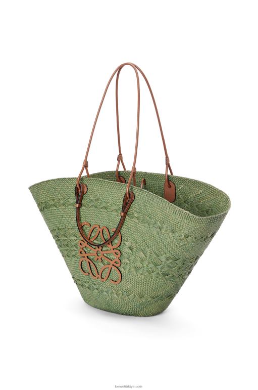 Loewe iraca palmiyesi ve dana derisinden büyük anagram sepet çantası 0260065 kadınlar yeşil/ten rengi
