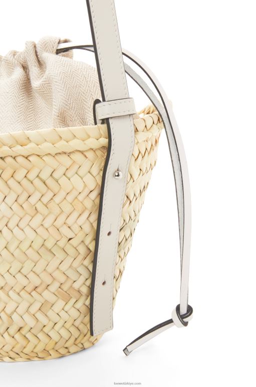 Loewe palmiye yaprağı ve dana derisinden büzgülü kova çantası 0260023 kadınlar doğal beyaz