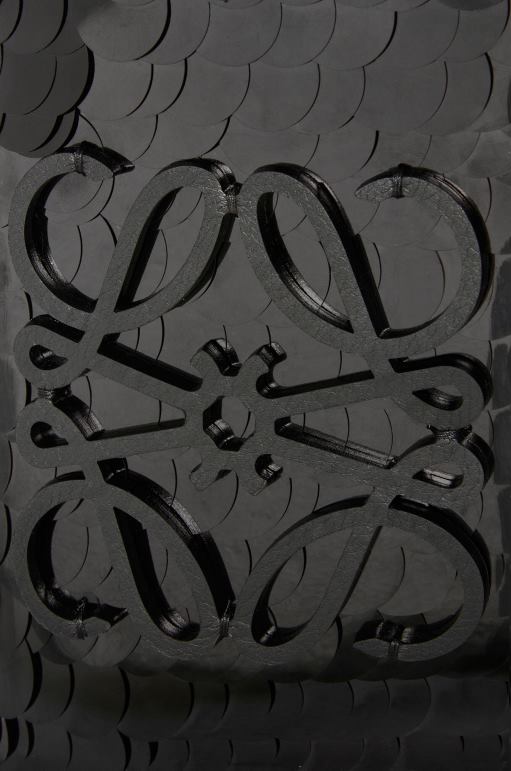 Loewe payetli iraca palmiyesi ve dana derisinden küçük anagram sepeti 0260071 kadınlar siyah