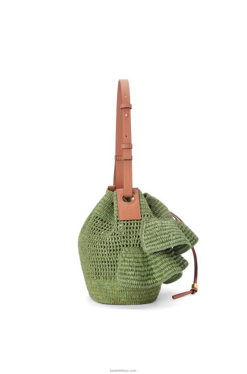 Loewe rafya ve dana derisinden balon fırfırlı çanta 0260066 kadınlar yeşil/ten rengi
