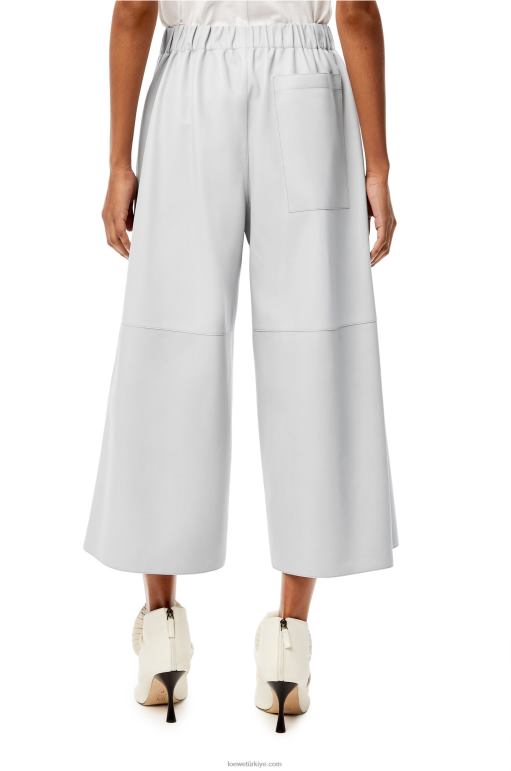 Loewe Nappa\'dan kısa, elastik pantolon 026001147 kadınlar açık gri